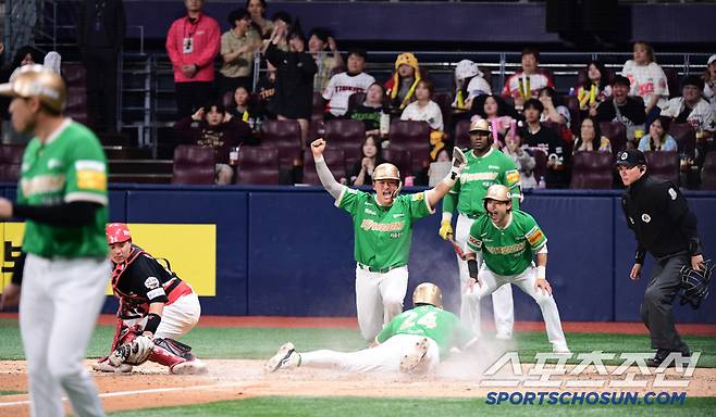 7일 고척돔에서 열린 KBO리그 키움과 KIA의 경기. 8회말 2사 만루. 최주환이 3타점 2루타를 날렸다. 환호하고 있는 키움 선수들. 고척=송정헌 기자songs@sportschosun.com/2025.05.07/