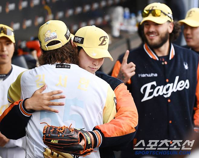 5일 대전 한화생명볼파크에서 열린 삼성-한화전. 7이닝 1실점으로 호투한 와이스를 엄상백, 폰세, 류현진, 문동주가 축하해주고 있다. 대전=정재근 기자 cjg@sportschosun.com/2025..5.5/