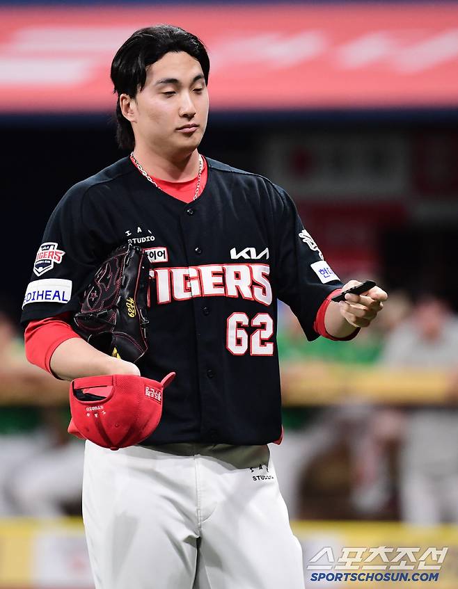 7일 고척돔에서 열린 KBO리그 키움과 KIA의 경기. 피치컴 장비 교체하는 KIA 정해영. 고척=송정헌 기자songs@sportschosun.com/2025.05.07/