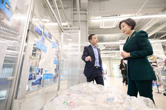 오영주 중소벤처기업부 장관(왼쪽 두번째)이 7일 경기 화성시 수퍼빈에서 버려진 페트병을 재활용하는 법을 듣고 있다.(사진=중소벤처기업부)