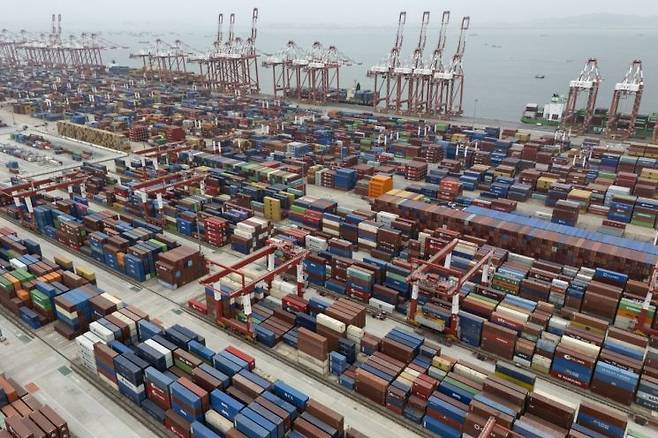 지난달 17일(현지시간) 중국 광저우 항에 쌓여 있는 컨테이너들의 모습. AP연합뉴스