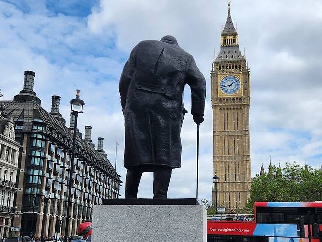 영국 런던 의회 광장에 있는 처칠 동상. /연합뉴스