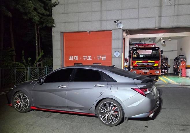 김포시 양촌119안전센터 앞에 한 승용차가 불법 주차된 채 방치돼 출동이 지연됐다. /김포소방서 제공