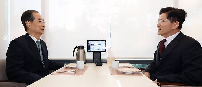 김문수 국민의힘 대선 후보(오른쪽)와 한덕수 무소속 대선 예비후보 /뉴스1