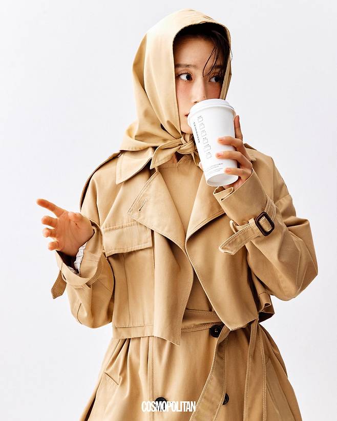 트렌치코트, 스카프 해트 모두 Weekend Max mara.