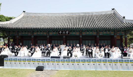 공주시 선화당에서 '제25회 장애인 합동결혼식'이 진행되고 있다. 충남도 제공.