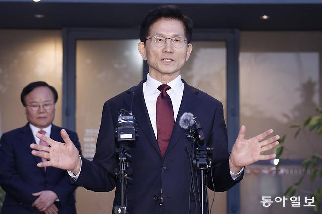 국민의힘 김문수 대선 후보가 7일 서울 종로구의 한 식당에서 한덕수 전 국무총리와의 후보 단일화 관련 회동을 가진 뒤 취재진의 질문에 답하고 있다. 김 후보는 “(한 전 총리가) 모든 것은 당에 다 맡겼다고 반복적으로 (말)했다”며 “(단일화 관련) 의견 진척이 없었다”고 밝혔다. 장승윤 기자 tomato99@donga.com