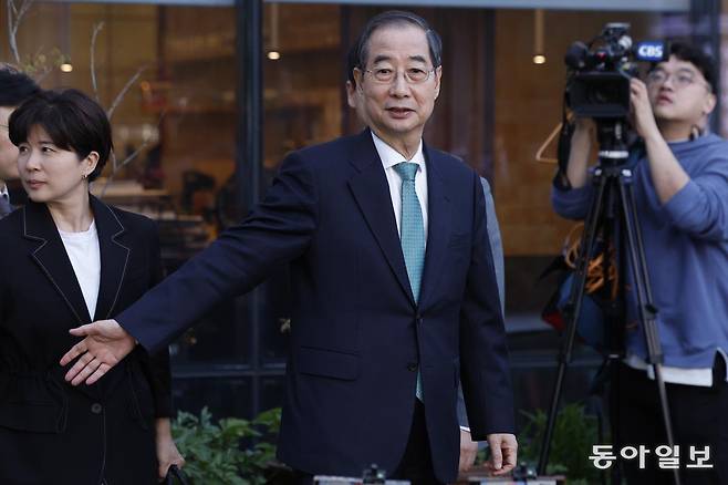 한 전 총리는 회동 직후 기자들과 질의 응답 없이 곧바로 식당을 떠났다. 한 전 총리 측 이정현 대변인은 “특별하게 합의된 사안은 없다”고 했다. 장승윤 기자 tomato99@donga.com