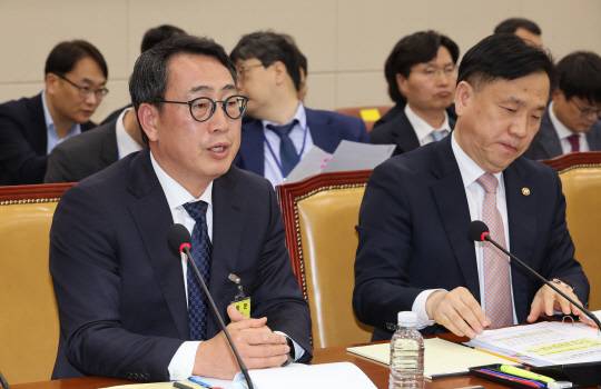 국회 과학기술정보방송통신위원회 전체회의에서 8일 열린 SK텔레콤 유심 해킹 사건 청문회에서 유영상(왼쪽) SK텔레콤 대표가 의원 질의에 답하고 있다. 연합뉴스
