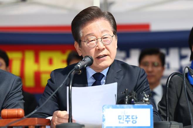 더불어민주당 이재명 대표가 지난 3월 31일 서울 종로구 광화문 앞 더불어민주당 천막당사에서 열린 최고위원회의에서 발언하고 있다. 사진=연합뉴스