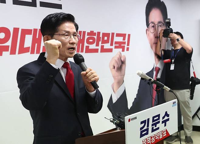 김문수 국민의힘 대통령 후보가 8일 서울 여의도 대하빌딩에 마련한 선거 캠프 사무실에서 긴급 기자회견을 열고 후보 단일화에 관한 입장을 밝히고 있다. 윤운식 선임기자 yws@hani.co.kr