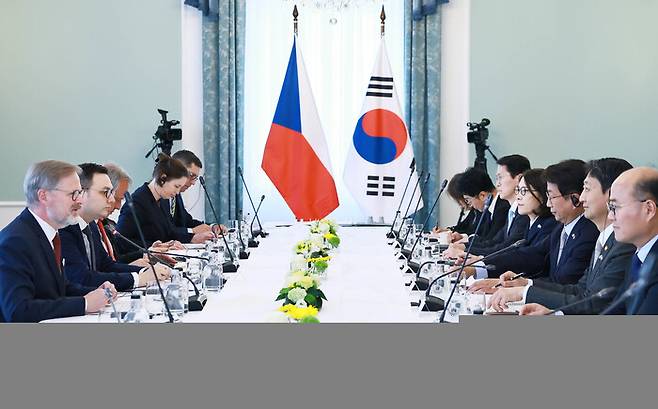 안덕근 산업통상자원부 장관을 비롯한 정부 특사단이 7일(현지시각) 체코 프라하의 체코 총리실에서 페트르 피알라 체코 총리를 비롯한 관계자들을 만나 간담회를 열고 있다. 산업통상자원부 제공