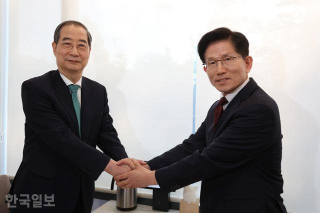 김문수 국민의힘 대선 후보와 한덕수 전 국무총리가 7일 오후 서울 종로구의 한 식당에서 단일화 관련 회동을 하기 전 악수하고 있다. 공동취재사진