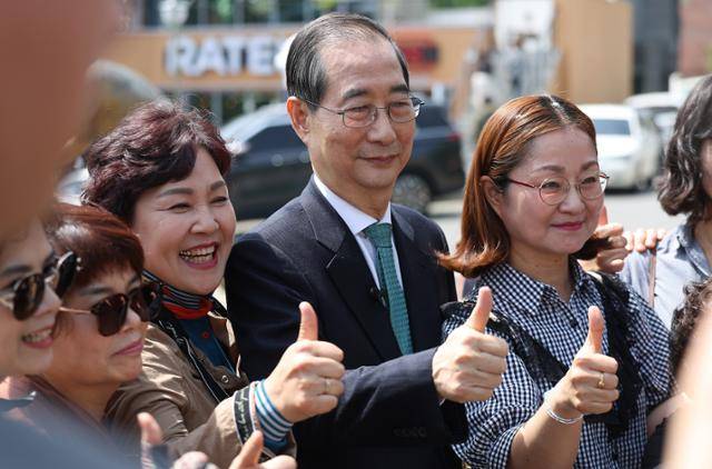 한덕수 전 국무총리가 8일 경북 구미시 박정희 전 대통령 생가를 찾아 지지자들과 기념 촬영하고 있다. 뉴스1