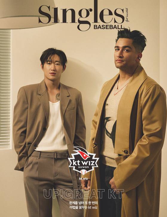 '싱글즈' 화보를 촬영한 KT 김민혁(왼쪽)과 쿠에바스. 사진 KT 위즈
