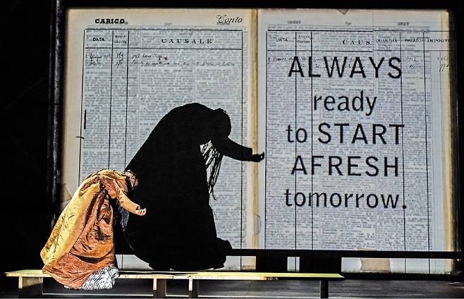 윌리엄 켄트리지의 대표작 ‘시빌’ 공연 장면. /©Stella Olivier