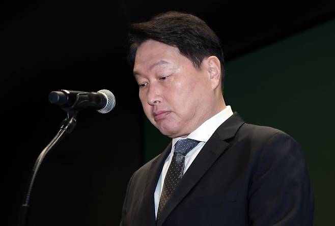 최태원 SK그룹 회장이 지난 7일 오전 서울 중구 SK텔레콤 T타워 SUPEX홀에서 SK텔레콤의 해킹 사고와 관련해 대국민 사과를 하고 있다. 사진=김범준 기자