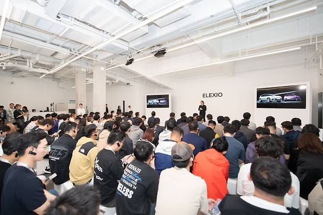 지난달 말 중국 상하이 스튜디오88스페이스에서 북경현대의 일렉시오가 처음 모습을 드러냈다. 중국 취재진들이 설명회에 참석해 북경현대의 향후 전략을 듣고 있다. 북경현대