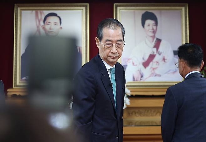 한덕수 무소속 대선 예비후보가 8일 경북 구미시 박정희 전 대통령 생가 추모관에서 참배 후 이동하고 있다. 연합뉴스