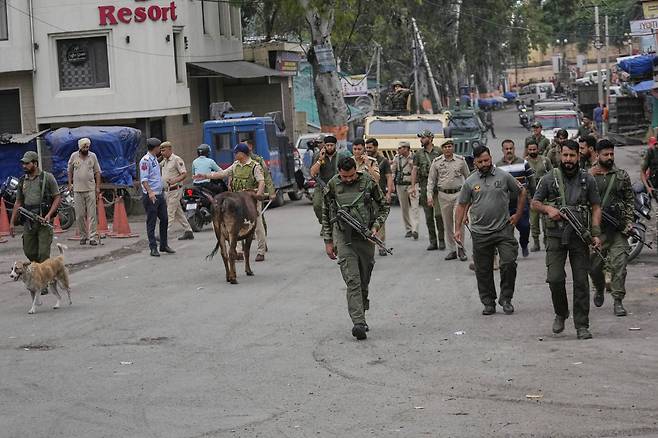 인도령 카슈미르 지역의 보안 요원들이 8일(현지시간) 순찰하고 있다./AP연합뉴스