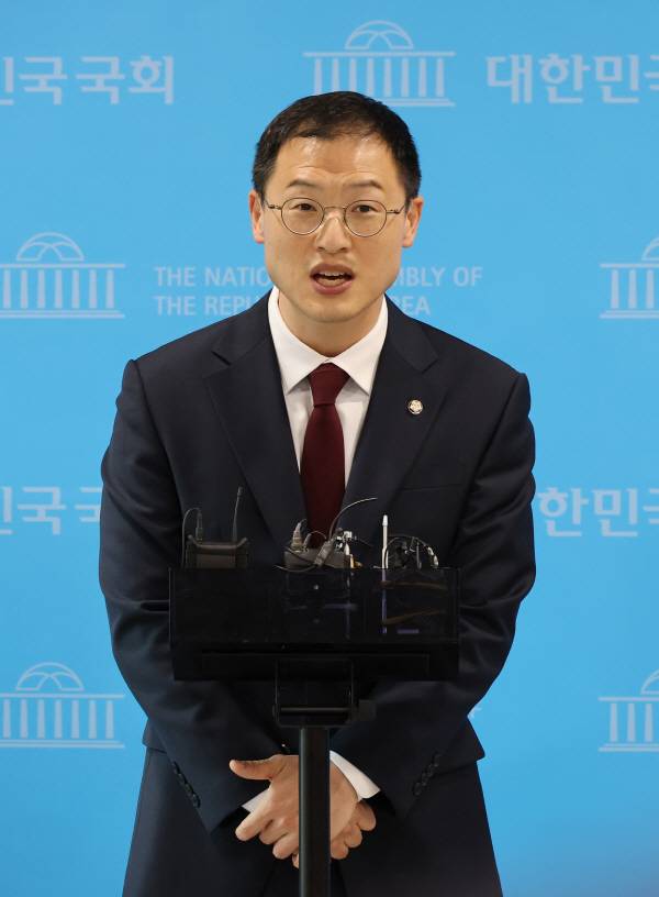 국민의힘 내에서 탈당 압박을 받고 있는 김상욱 의원이 지난 7일 서울 여의도 국회 소통관에서 백브리핑을 통해 취재진에게 입장을 밝히고 있다. 연합뉴스