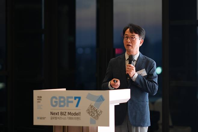 Lee Hae-bong, head of Investor Protection Center and chair of the Unusual Transaction Review Committee at Upbit, delivers a speech during the seventh edition of Global Biz Forum, hosted by The Korea Herald and Herald Business, in Seoul, Wednesday. (The Korea Herald)