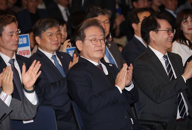 더불어민주당 이재명 대선 후보가 8일 서울 여의도 중소기업중앙회에서 열린 '진짜 대한민국 선거대책위원회' 직능본부 민생정책 협약식에 참석해 박수를 치고 있다. 연합뉴스