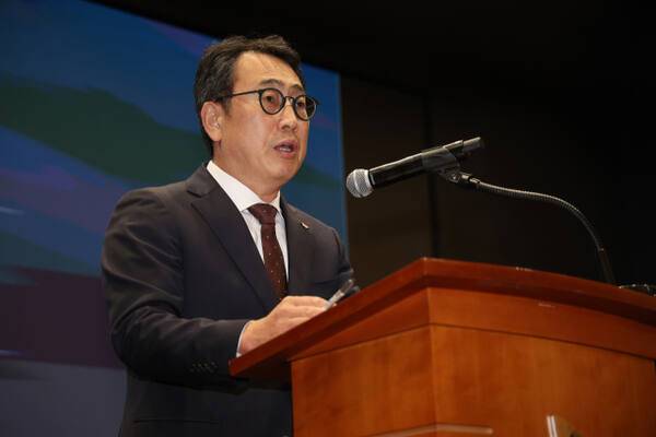 유영상 SK텔레콤 대표이사가 2일 서울 중구 SKT타워에서 열린 유심 정보 유출 관련 일일 브리핑에서 발언 중이다. 연합뉴스