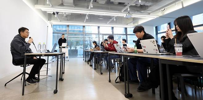 김석환 위믹스 재단 대표가 3일 오전 경기 성남시 판교 테크원타워에서 열린 '국내 가상자산 거래소의 위믹스 상장폐지 결정'과 관련 긴급 기자간담회에서 발언하고 있다./사진=뉴시스