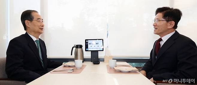 (서울=뉴스1) 오대일 기자 = 김문수 국민의힘 대선 후보와 한덕수 무소속 대선 예비후보가 7일 오후 서울 종로구의 한 음식점에서 열린 후보 단일화를 위한 회동에서 대화를 나누고 있다. (공동취재) 2025.5.7/뉴스1 Copyright (C) 뉴스1. All rights reserved. 무단 전재 및 재배포, AI학습 이용 금지. /사진=(서울=뉴스1) 오대일 기자