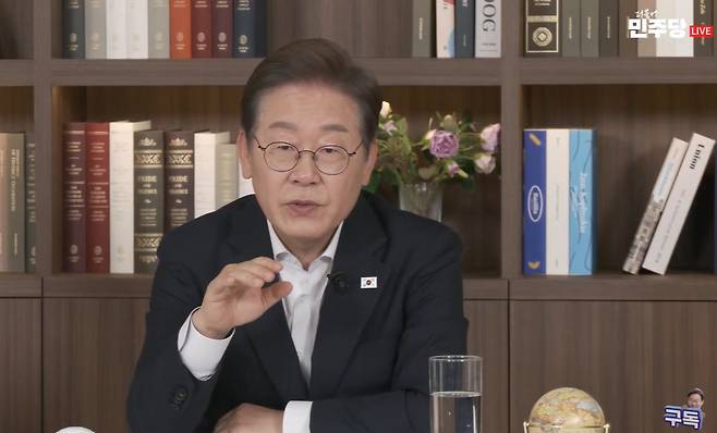 이재명 더불어민주당 대통령 후보가 8일 오후 서울 영등포구의 한 스튜디오에서 진행한 경제 채널 유튜버들과 라이브 토크쇼를 하고 있다./사진=유튜브 채널 이재명tv 캡처