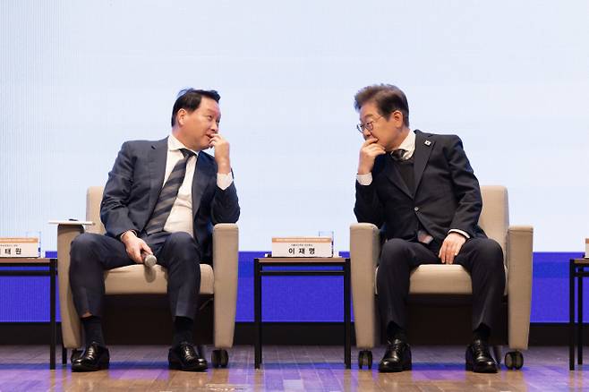 이재명 더불어민주당 대선 후보가 경제 5단체 초청 간담회에 참석해 경제 행보에 나섰다. 사진은 이재명 더불어민주당 대선후보가 8일 오전 서울 중구 대한상공회의소에서 열린 대선후보 초청 경제5단체장 간담회에서 최태원 대한상의 회장과 대화하는 모습. /사진=국회사진기자단