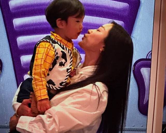 전혜빈이 아들과 함께한 사진을 SNS에 올렸다. / 전혜빈 소셜미디어 캡처