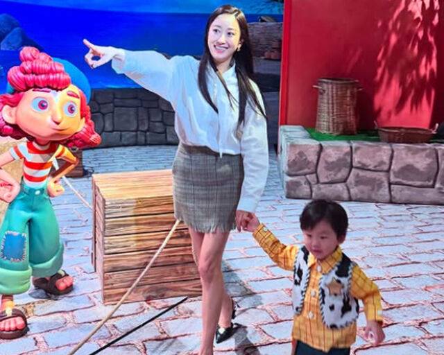 전혜빈은 신이난 듯 아들의 손을 잡고 여기저기 다녔다. / 전혜빈 소셜미디어 캡처