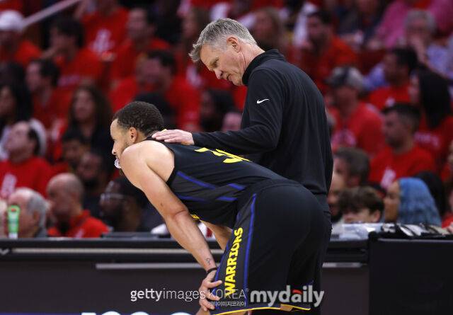 커리(왼쪽)와 커 감독. /게티이미지코리아