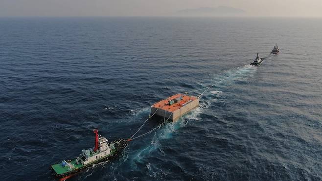 경북 포항 영일만에서 울릉도 울릉공항 건설 현장으로 케이슨을 운송하고 있는 모습. DL이앤씨 제공