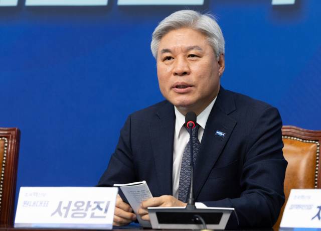 서왕진 조국혁신당 신임 원내대표가 8일 오전 서울 여의도 국회에서 열린 최고위원회의에서 발언을 하고 있다. 뉴스1