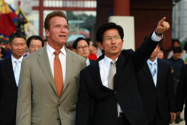 김문수 당시 경기도지사가 지난 2010년 9월 한국을 찾은 아널드 슈워제네거 당시 미국 캘리포니아주지사와 수원 화성행궁을 방문해 설명하고 있다. 연합뉴스