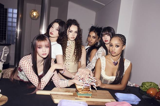 데뷔 11개월만 캣츠아이가 ‘날리’를 통해 제목 그대로 ‘끝내주는 행보’를 보이고 있다. 세계 최대 대중음악 플랫폼스포티파이에서 발표하는 주요 차트에서 1, 2등을 다투는 기염을 토하고 있는 게 그 예다. 사진제공|하이브·게펜