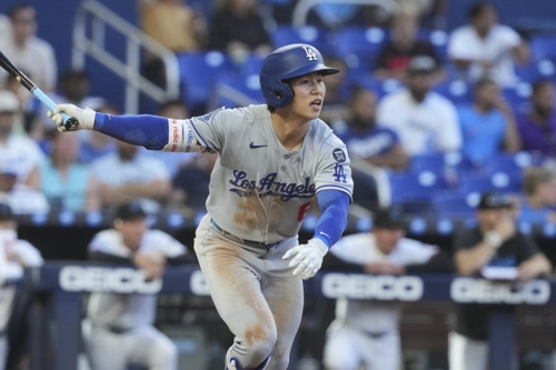 LA 다저스 김혜성이 8일 마이애마전에서 8회초 안타를 날리고 있다. AP연합뉴스