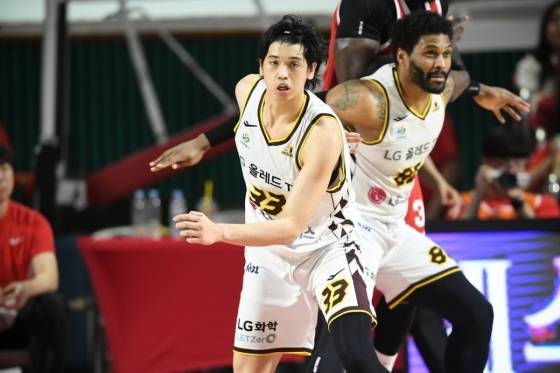 창원 LG 포워드 칼 타마요(가운데). /사진=KBL 제공