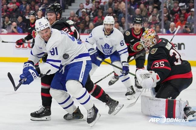 지난 1일(현지시간) 열린 NHL 플레이오프 1라운드 토론토 메이플 리프스(흰색 유니폼)과 오타와 세네터스의 경기 모습. /AFPBBNews=뉴스1