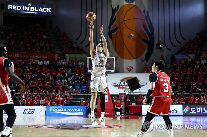 타마요 ‘3점’ (서울=연합뉴스) 윤동진 기자 = 5일 잠실학생체육관에서 열린 2024-2025 KBL 챔피언결정전 창원 LG 대 서울 SK 경기. LG 타마요가 3점 슛을 하고 있다. 2025.5.5 mon@yna.co.kr