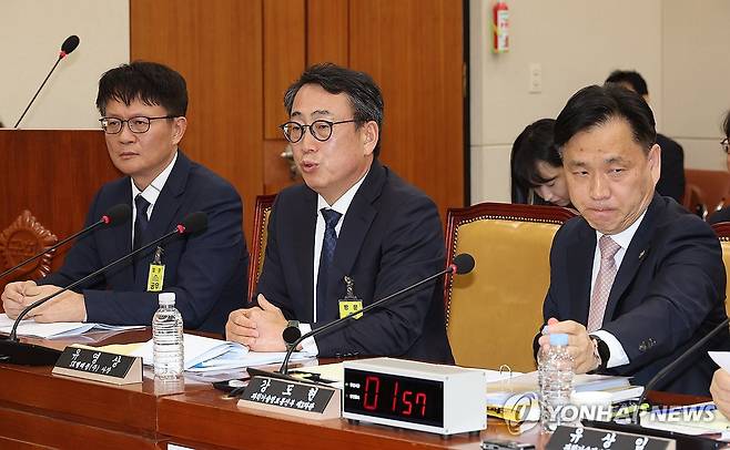 SK텔레콤 유심 해킹 사건 청문회 (서울=연합뉴스) 박동주 기자 = 8일 국회 과학기술정보방송통신위원회 전체회의에서 열린 SK텔레콤 유심 해킹 사건 청문회에서 유영상 SK텔레콤 대표이사가 의원 질의에 답하고 있다. 2025.5.8 pdj6635@yna.co.kr