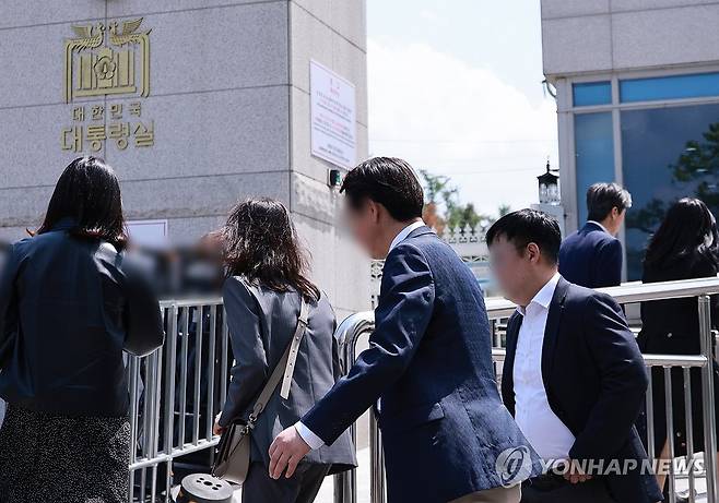 공수처, '순직 해병 수사 외압' 사건 관련 안보실-대통령 비서실 압수수색 시도 (서울=연합뉴스) 홍해인 기자 = 윤석열 전 대통령이 연루된 해병대 채상병 순직 사건 외압 의혹을 수사하는 고위공직자범죄수사처 관계자들이 지난 7일 서울 용산 대통령실 민원실을 오가고 있다.
공수처는 이날 '순직 해병 수사 외압' 사건과 관련해 국가안보실과 대통령 비서실에 대한 압수수색을 시도 중이라고 밝혔다. 2025.5.7 hihong@yna.co.kr