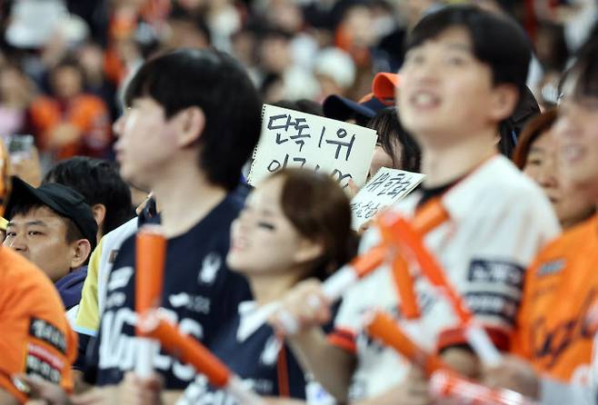 7일 대전 한화생명볼파크에서 열린 프로야구 2025 신한 SOL 뱅크 KBO리그 삼성 라이온즈와 한화 이글스의 경기에서 한화가 10-6으로 이기면서 9연승으로 단독 1위를 달성하자 팬들이 환호하고 있다. 사진=연합뉴스
