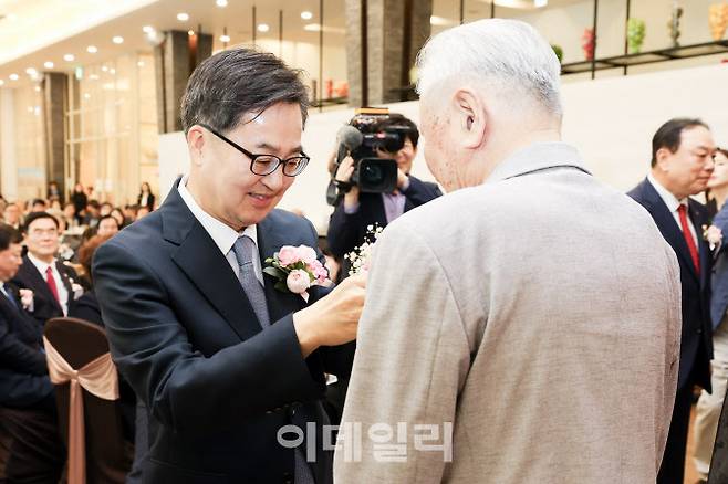 9일 오전 수원노블레스컨벤션에서 열린 제53회 어버이날 기념행사에서 김동연 경기도지사가 임종선 사할린동포에게 카네이션을 달아드리고 있다.(사진=경기도)