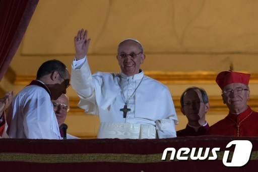 제266대 교황 프란치스코 교황이 2013년 3월 13일 교황으로 선출된 뒤 성 베드로 성당 발코니에서 군중을 향해 손을 흔들고 있다. ⓒ AFP=News1