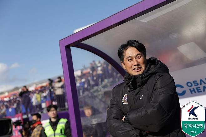 승격 팀 안양을 지휘하는 유병훈 감독(한국프로축구연맹 제공)
