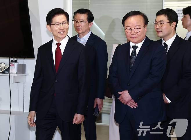 김문수 국민의힘 대통령 후보가 8일 오후 서울 여의도 중앙당사에 마련된 후보실에서 업무를 보기 위해 들어오고 있다. 오른쪽은 김재원 의원. 2025.5.8/뉴스1 ⓒ News1 김민지 기자